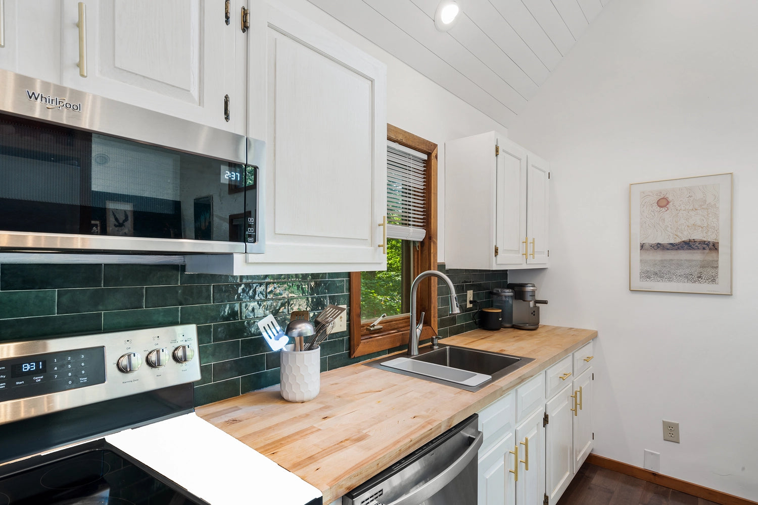 Airbnb Photography: Inviting Poconos Retreat in East Stroudsburg, PA