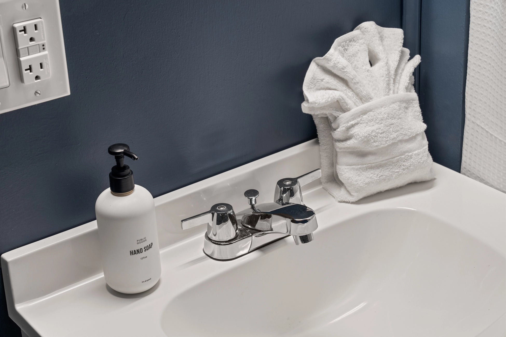 Airbnb Photography: Cozy Cabin Near Lake Naomi Pocono Pines PA