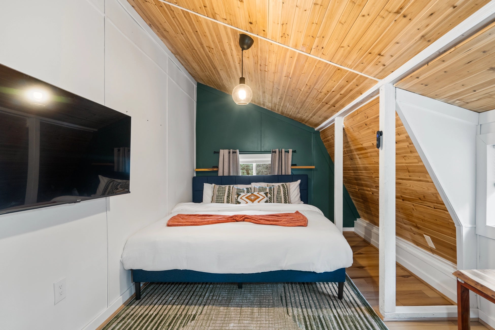 Airbnb Photography: Cozy Cabin Near Lake Naomi Pocono Pines PA