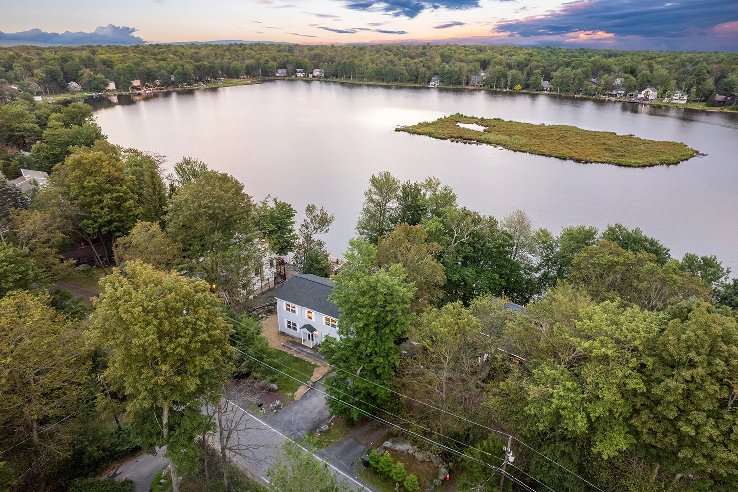 Airbnb Photography: Lakefront Villa in Tobyhanna, PA