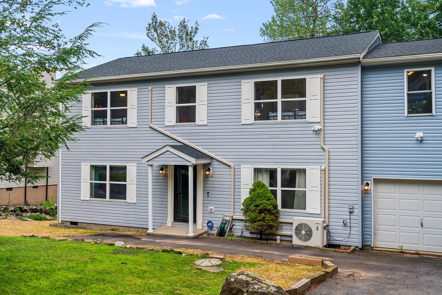 Airbnb Photography: Lakefront Villa in Tobyhanna, PA