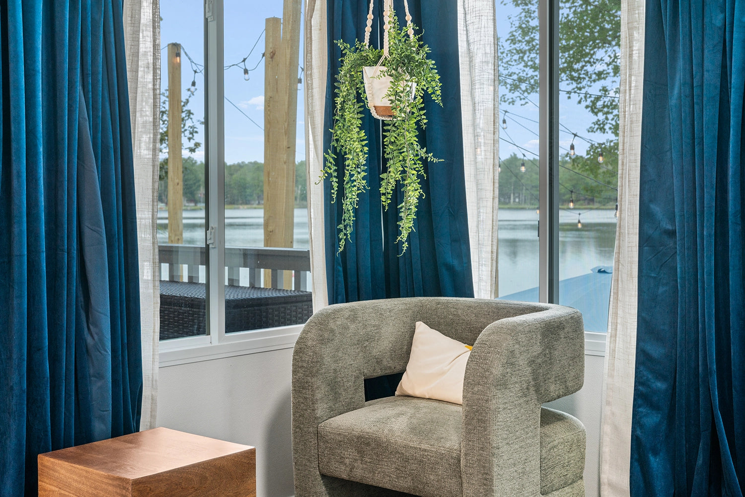 Airbnb Photography: Lakefront Villa in Tobyhanna, PA