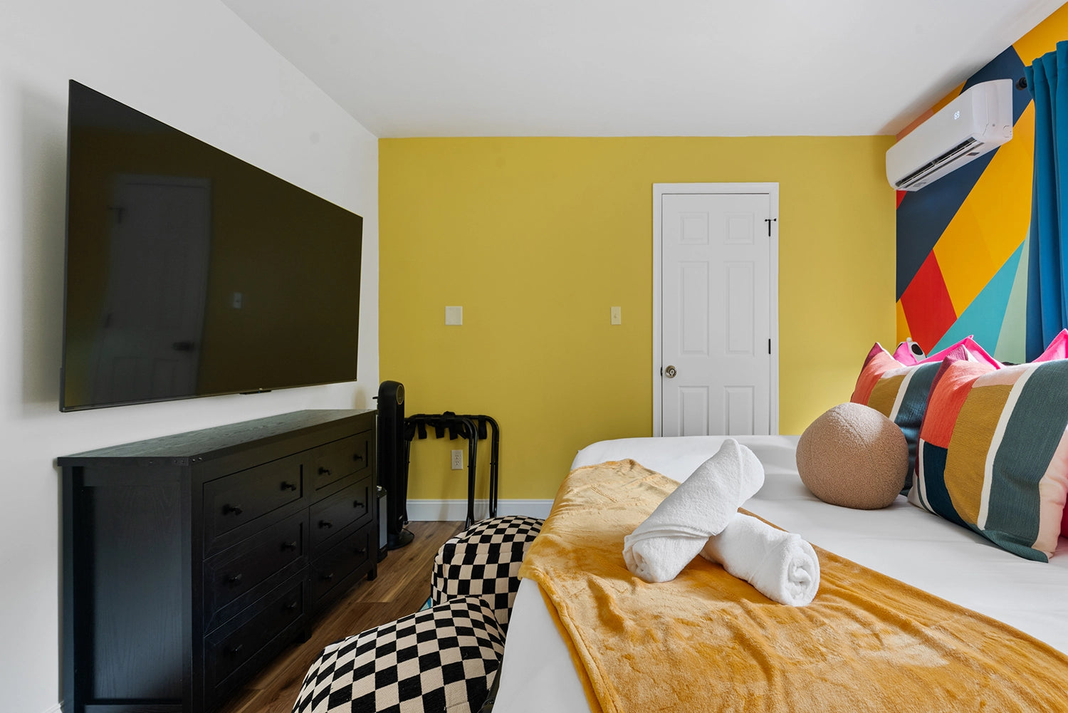 Airbnb Photography: Lakefront Villa in Tobyhanna, PA