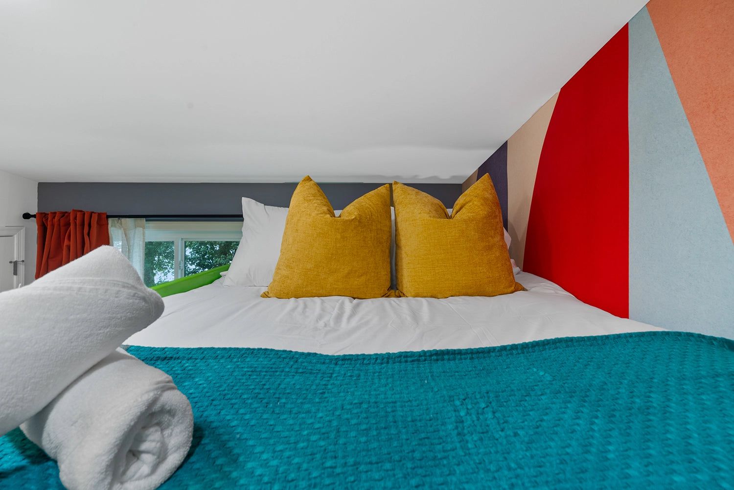 Airbnb Photography: Lakefront Villa in Tobyhanna, PA