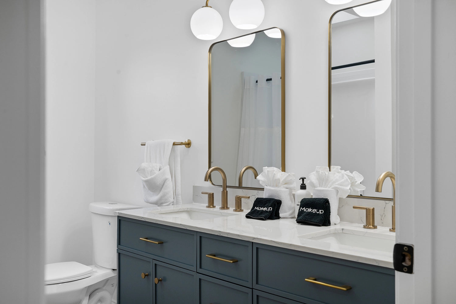 Airbnb Photography: Lakefront Villa in Tobyhanna, PA