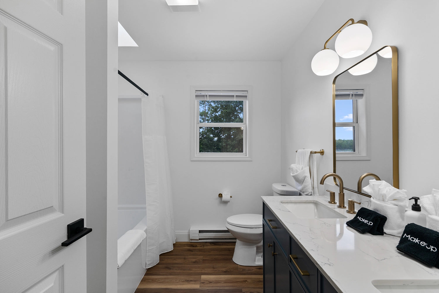 Airbnb Photography: Lakefront Villa in Tobyhanna, PA