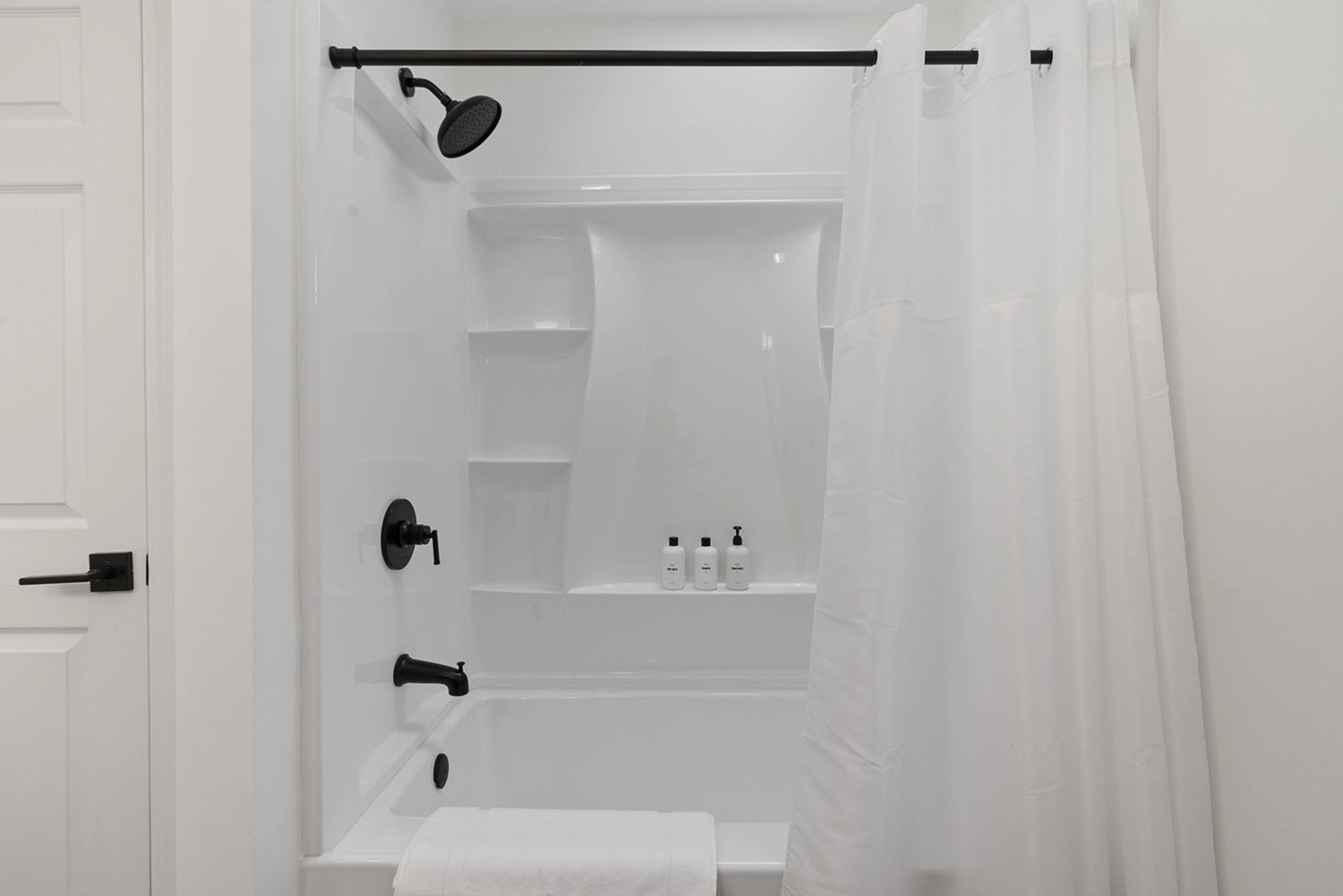 Airbnb Photography: Lakefront Villa in Tobyhanna, PA