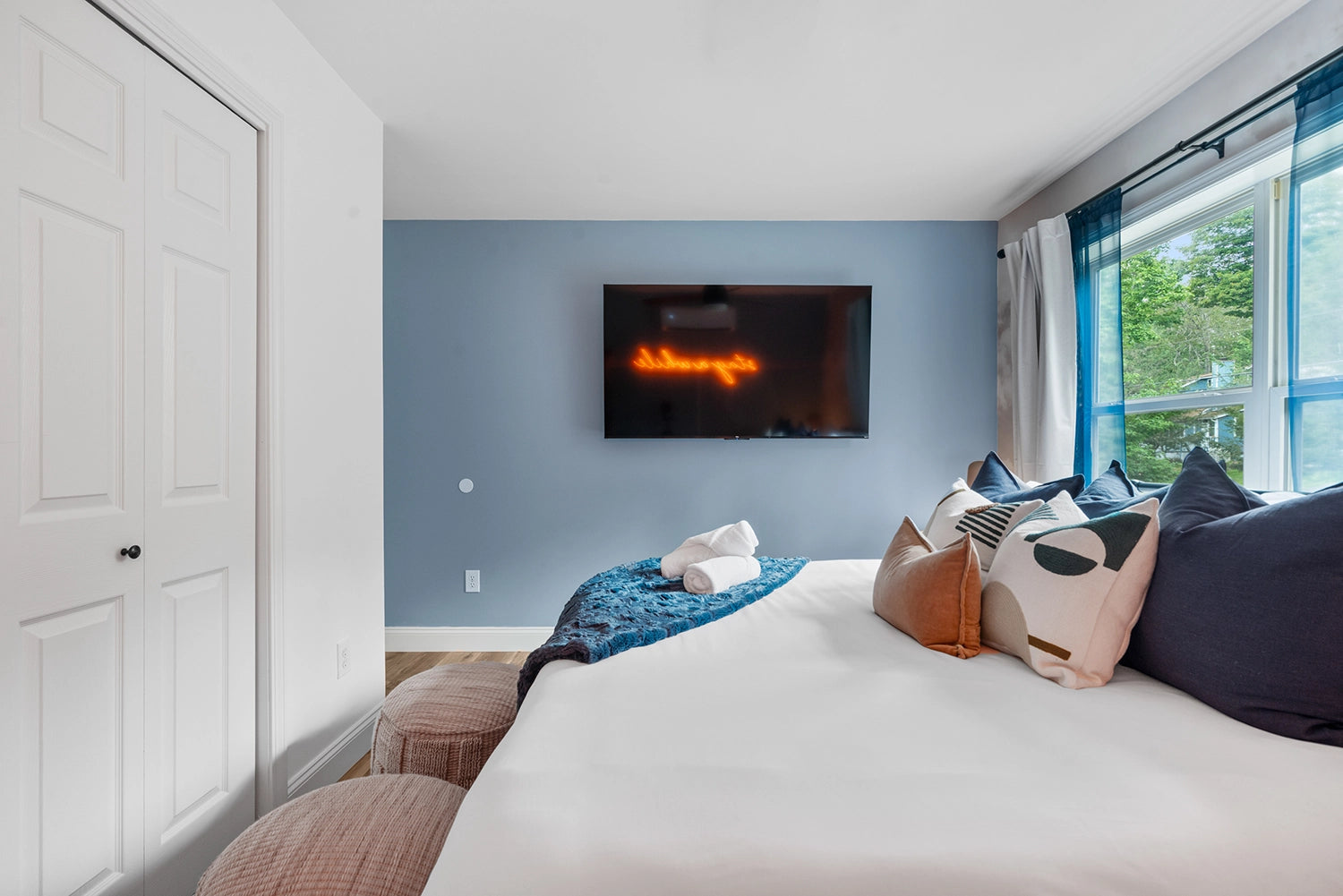 Airbnb Photography: Lakefront Villa in Tobyhanna, PA