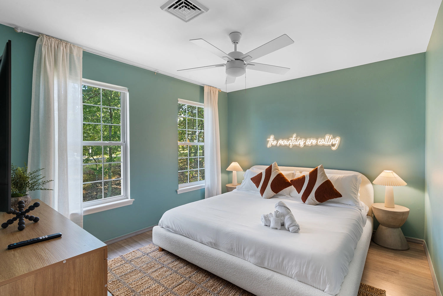 Airbnb Photography: Modern Retreat at Penn Estates, East Stroudsburg