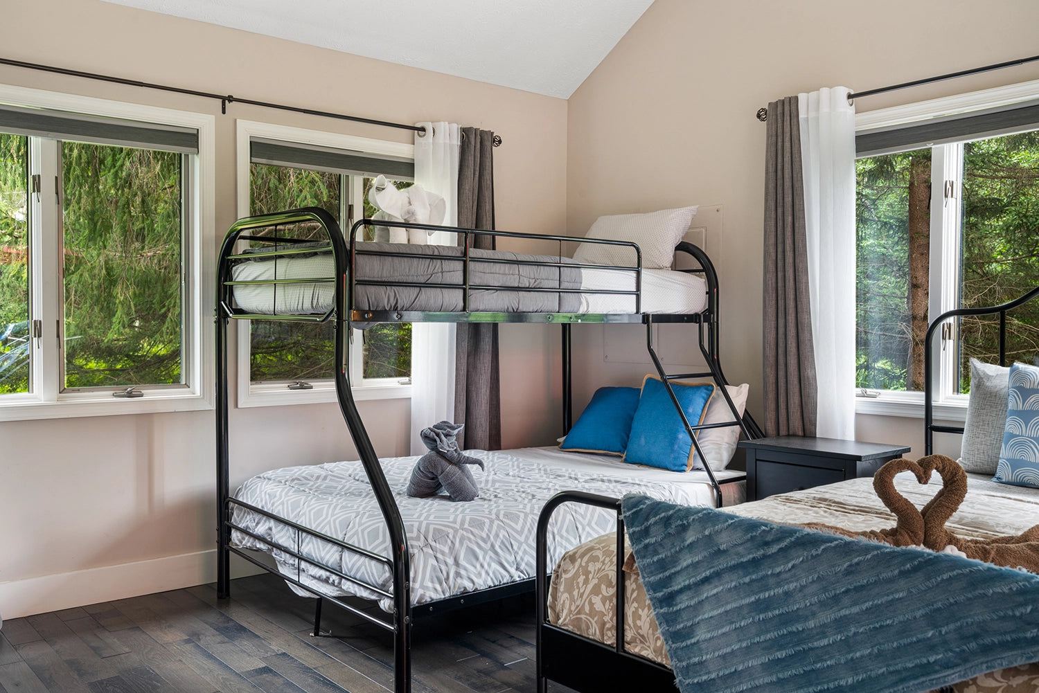 Airbnb Photography: Modern Retreat in Long Pond, PA