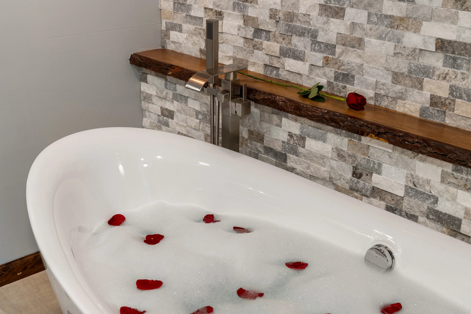 Airbnb Photography: Serene Poconos Escape in Tobyhanna, PA