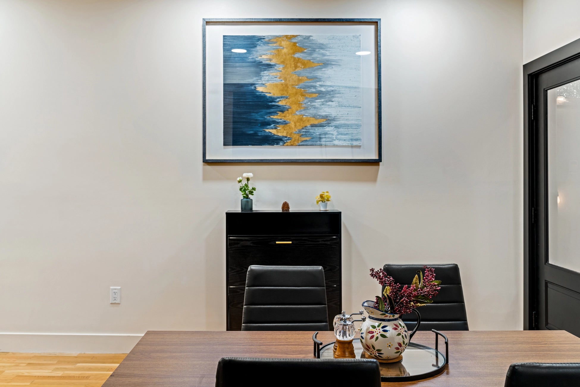 Airbnb Photography: Stylish Urban Apartment With Rooftop Patio in Jersey City, NJ