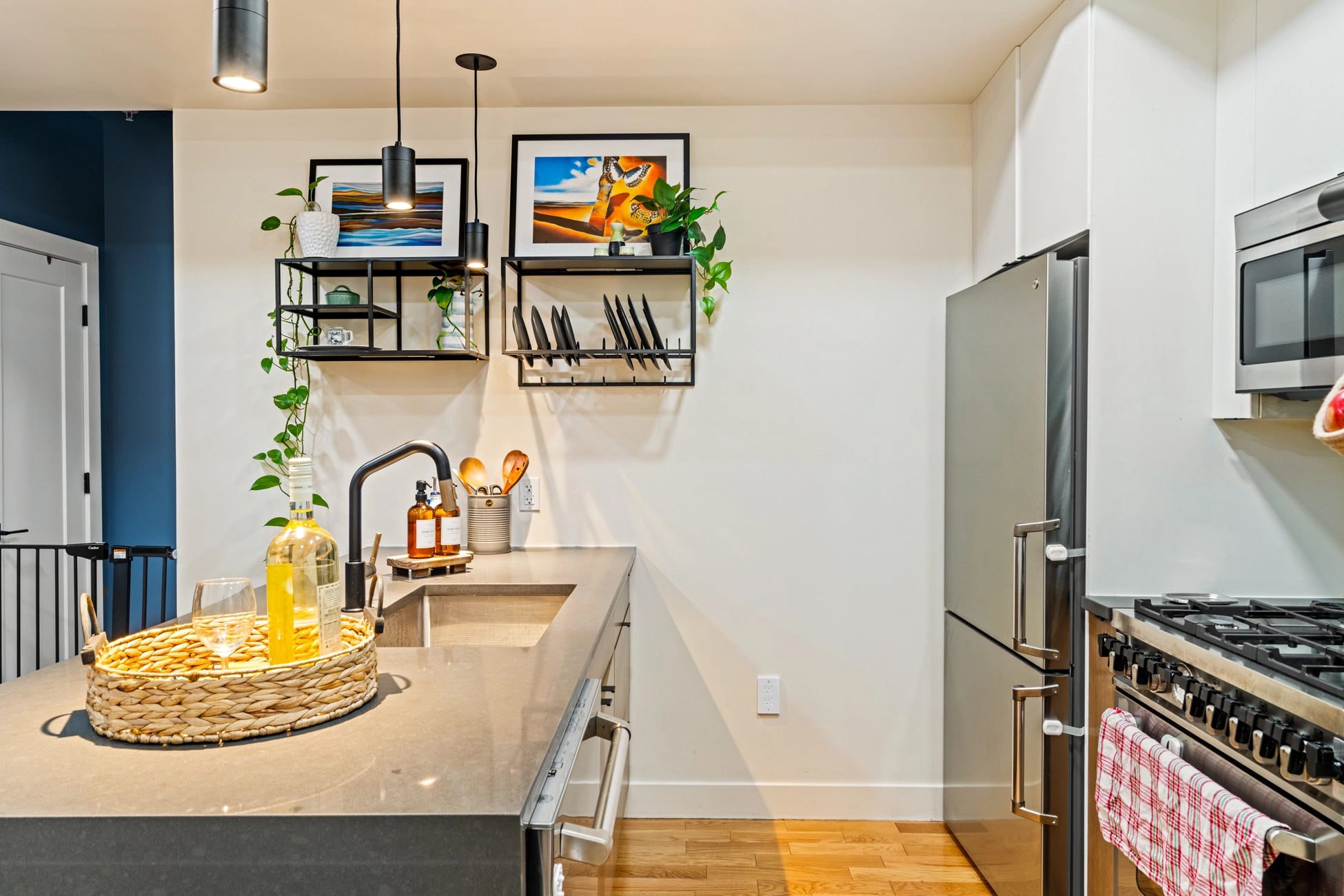 Airbnb Photography: Stylish Urban Apartment With Rooftop Patio in Jersey City, NJ