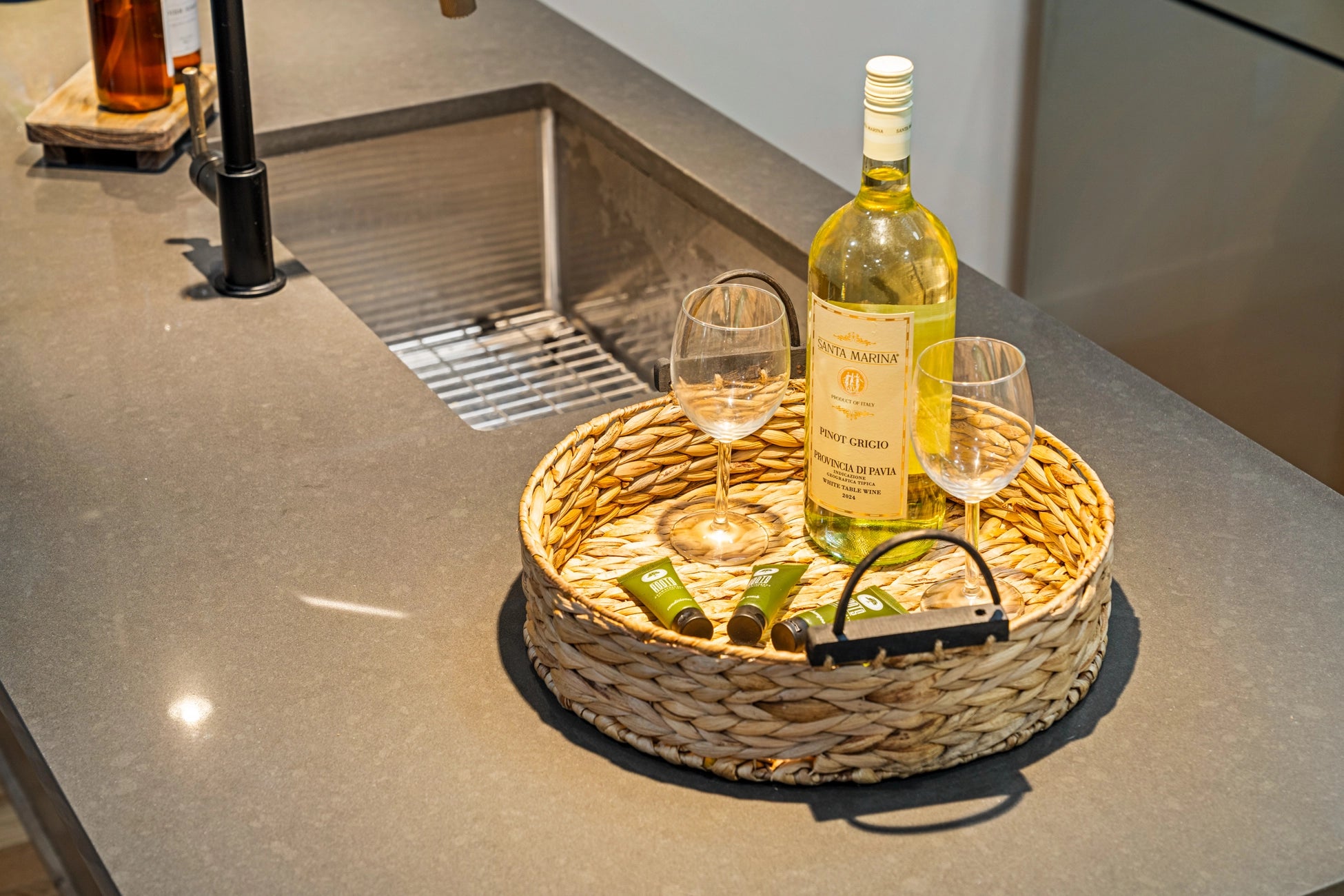 Airbnb Photography: Stylish Urban Apartment With Rooftop Patio in Jersey City, NJ