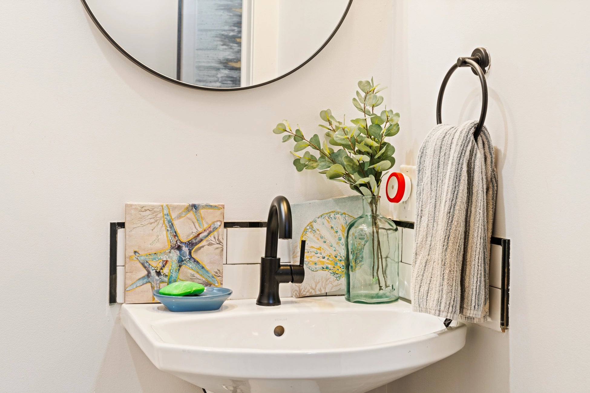 Airbnb Photography: Stylish Urban Apartment With Rooftop Patio in Jersey City, NJ