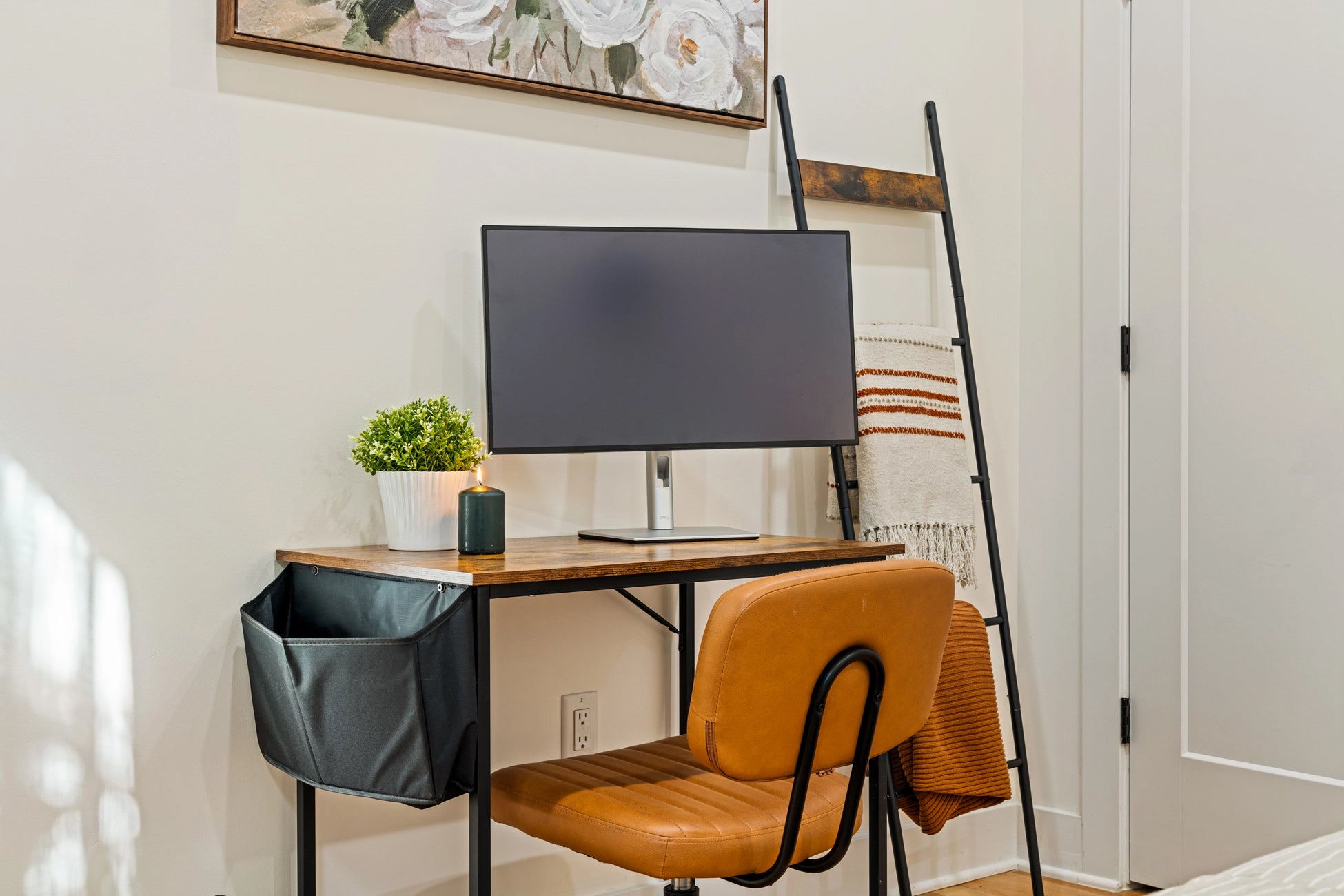 Airbnb Photography: Stylish Urban Apartment With Rooftop Patio in Jersey City, NJ