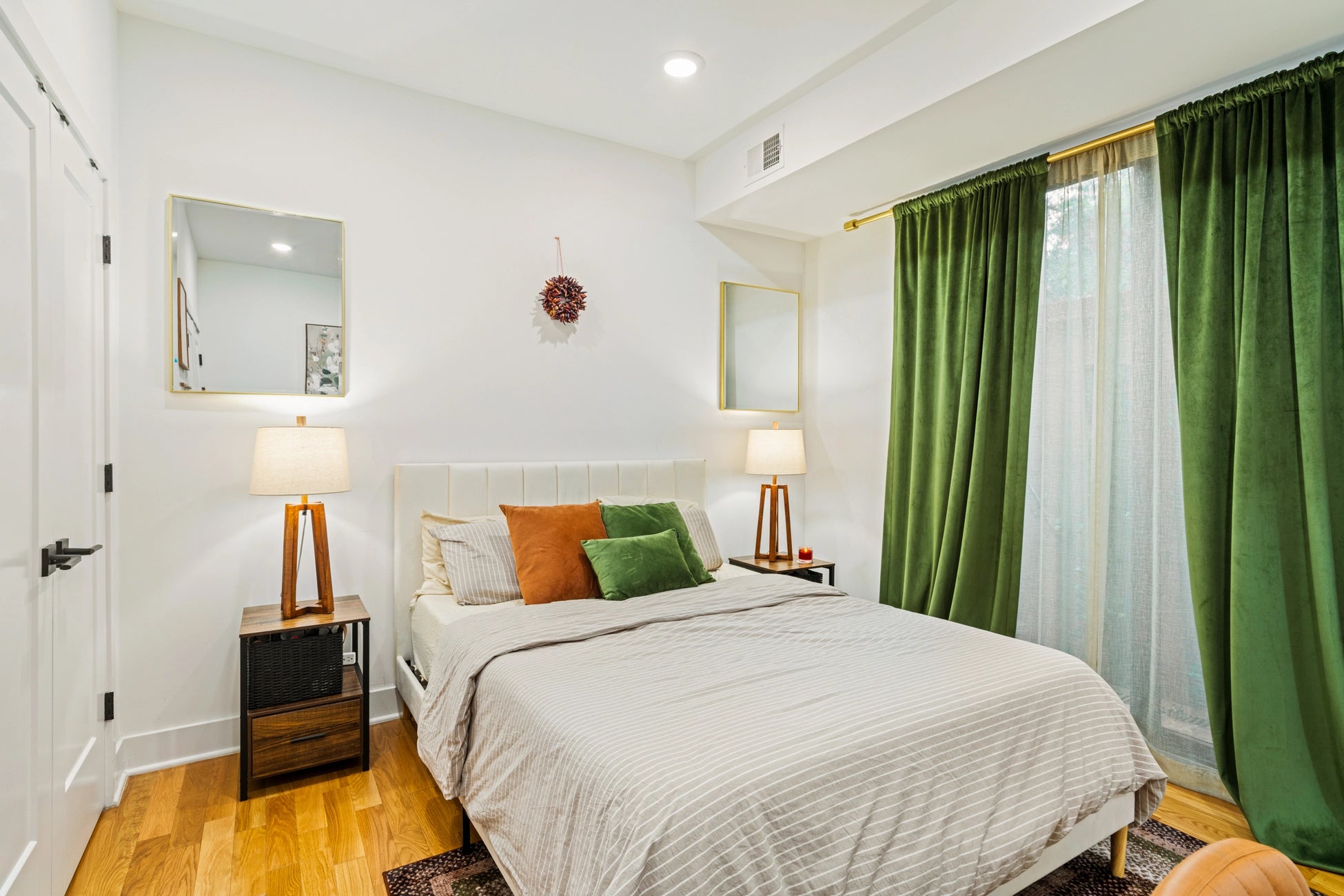 Airbnb Photography: Stylish Urban Apartment With Rooftop Patio in Jersey City, NJ