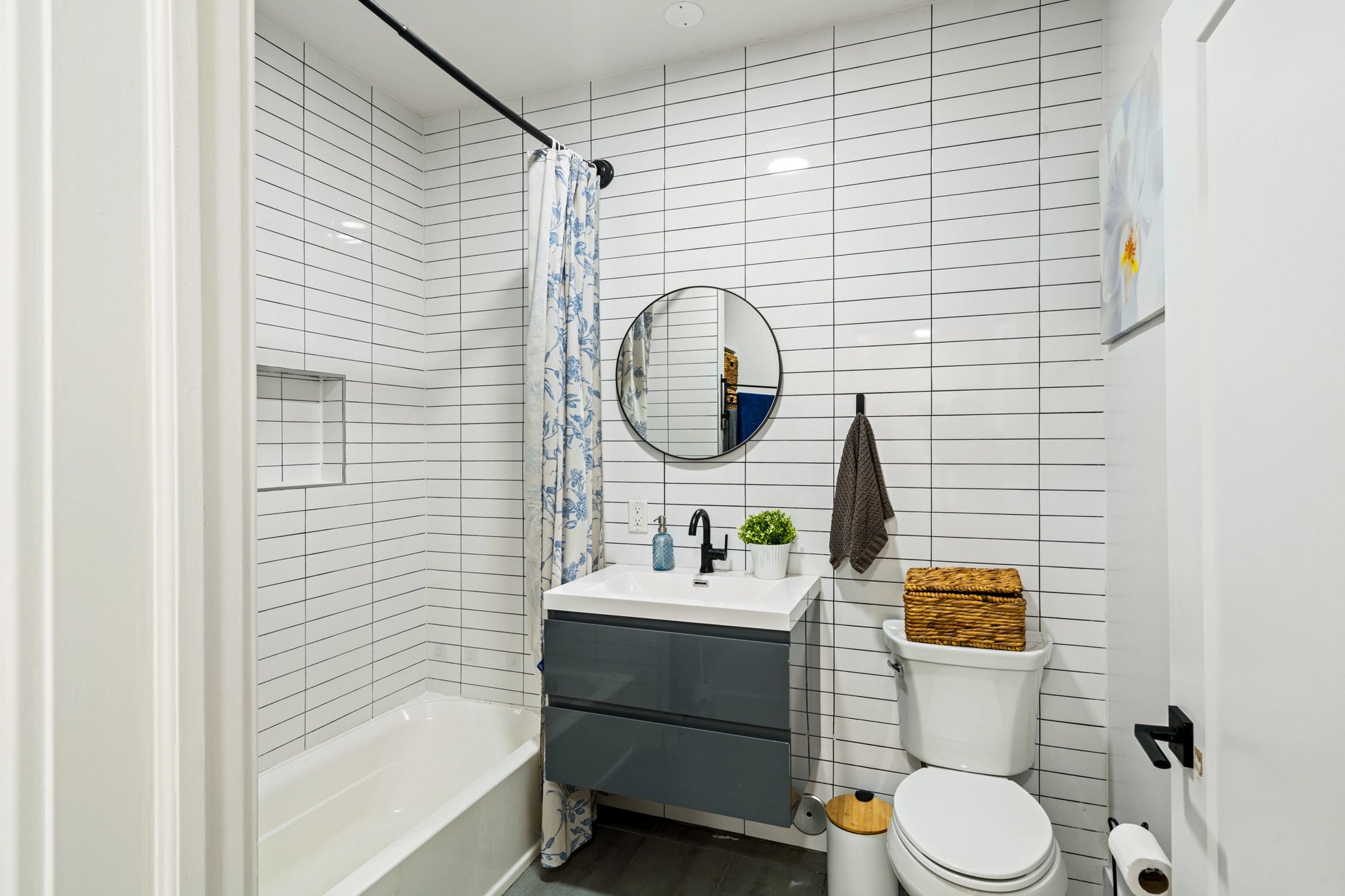 Airbnb Photography: Stylish Urban Apartment With Rooftop Patio in Jersey City, NJ