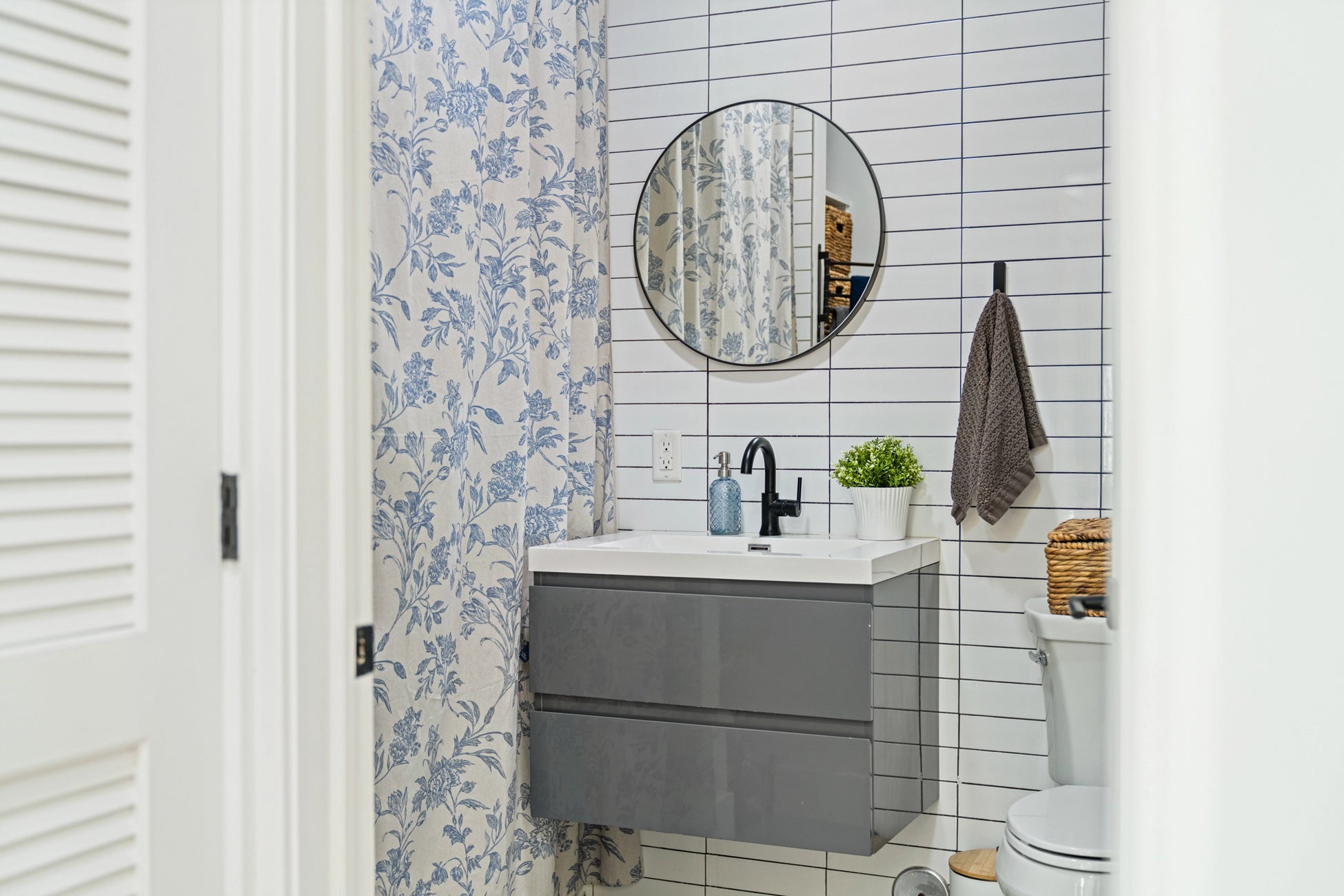 Airbnb Photography: Stylish Urban Apartment With Rooftop Patio in Jersey City, NJ