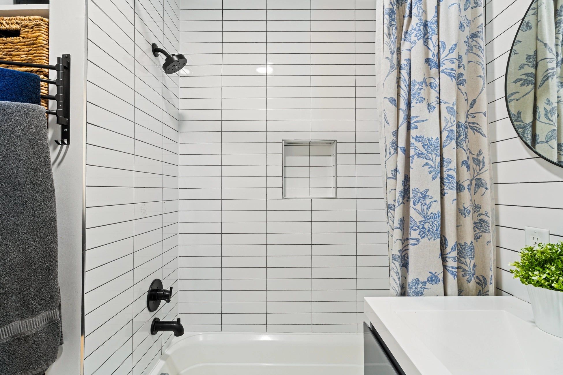 Airbnb Photography: Stylish Urban Apartment With Rooftop Patio in Jersey City, NJ