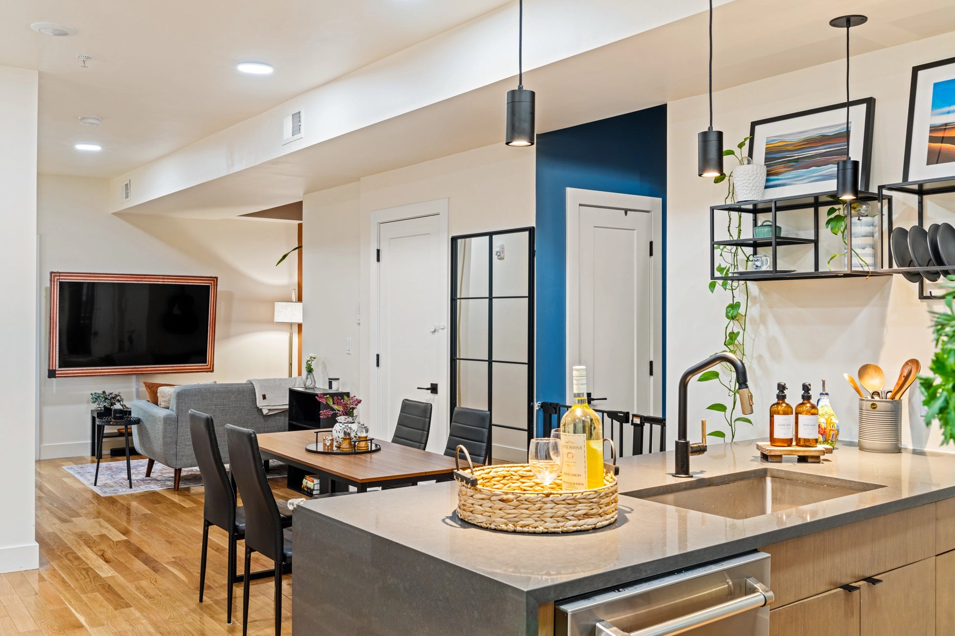 Airbnb Photography: Stylish Urban Apartment With Rooftop Patio in Jersey City, NJ