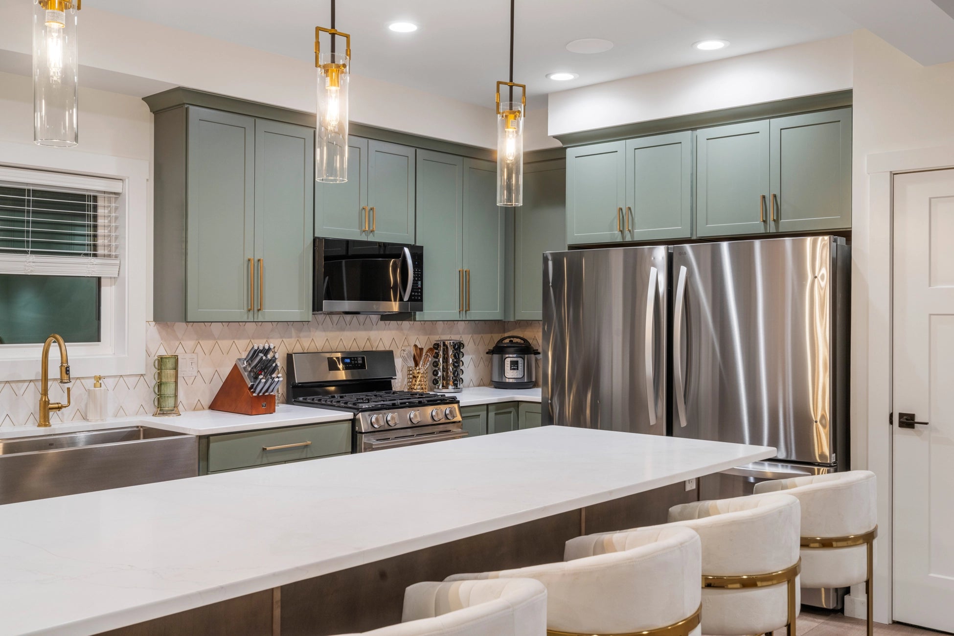 Airbnb Photography: Luxury Lakefront STR Home in Lake Harmony, PA