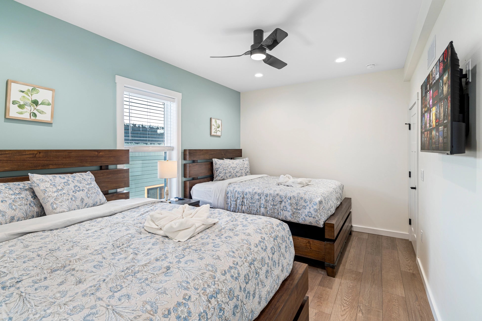 Airbnb Photography: Luxury Lakefront STR Home in Lake Harmony, PA