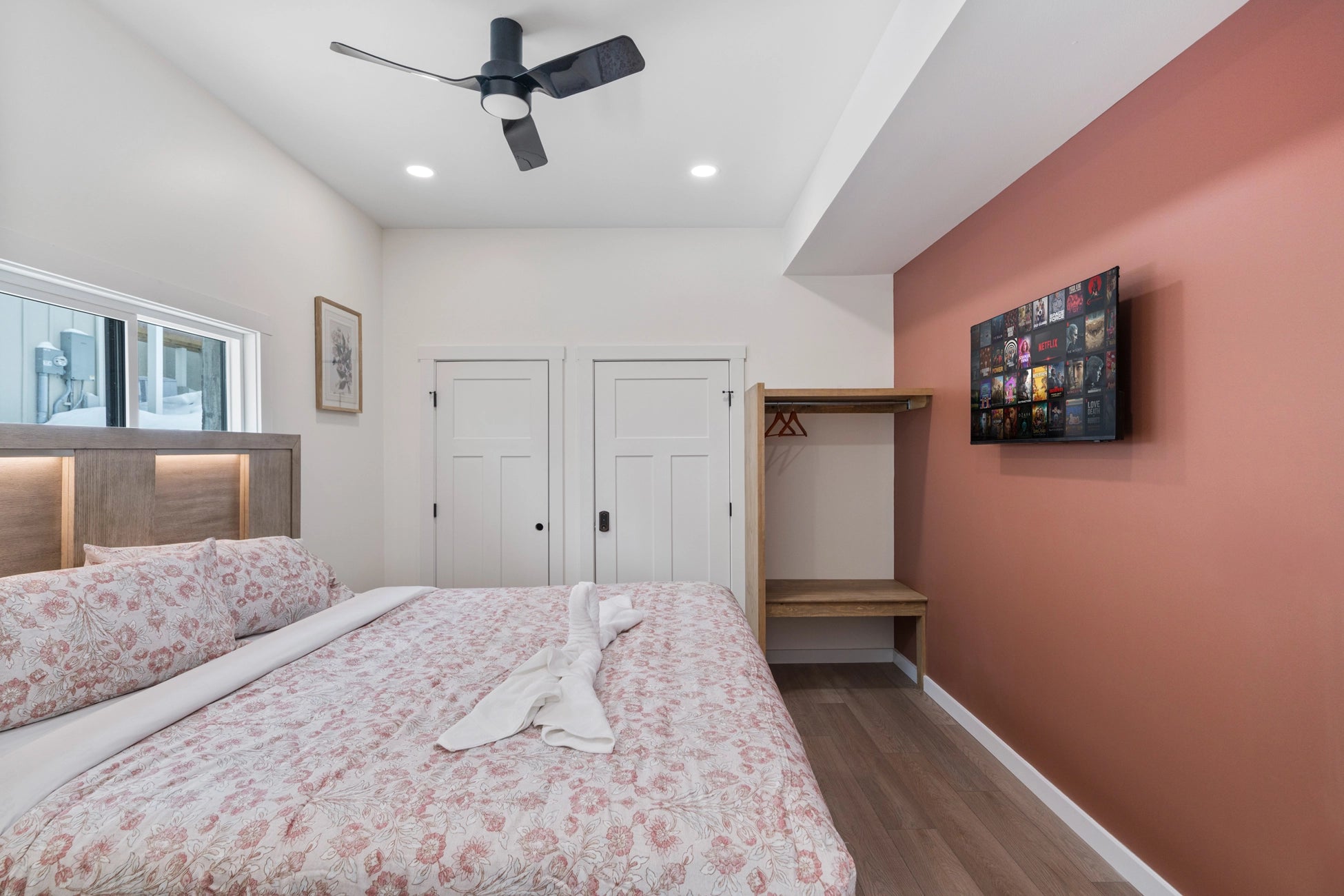 Airbnb Photography: Luxury Lakefront STR Home in Lake Harmony, PA