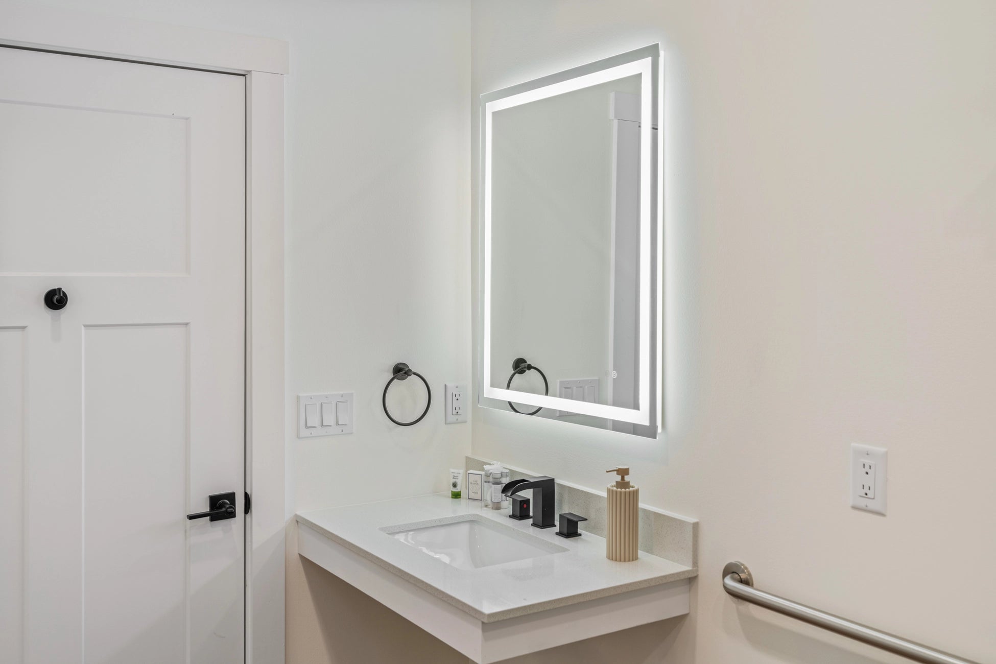 Airbnb Photography: Luxury Lakefront STR Home in Lake Harmony, PA