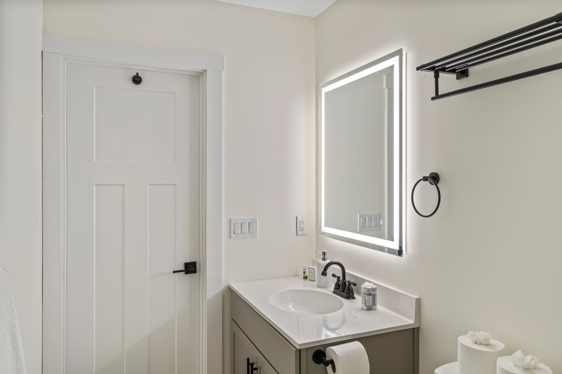 Airbnb Photography: Luxury Lakefront STR Home in Lake Harmony, PA