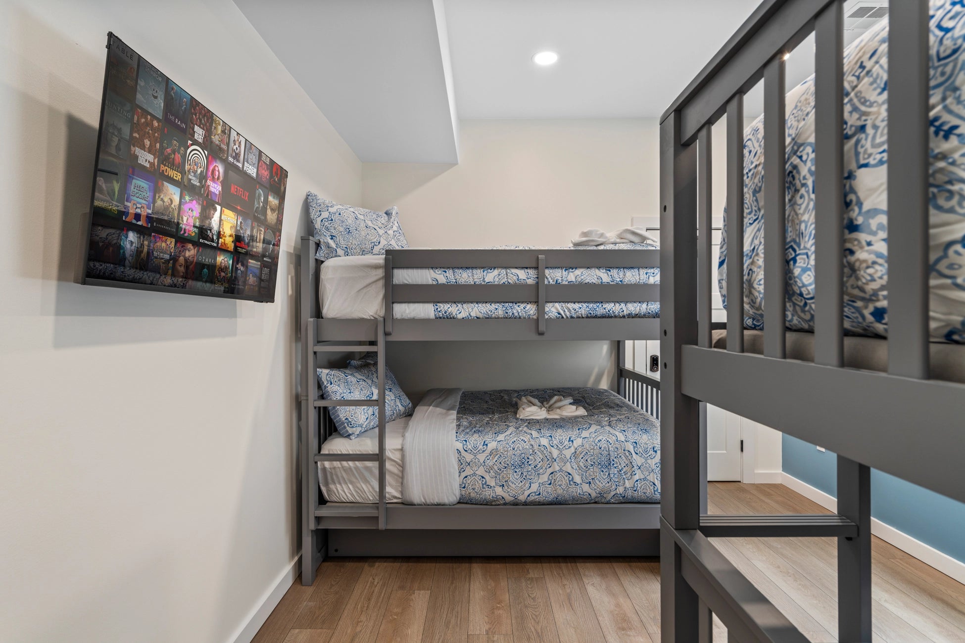 Airbnb Photography: Luxury Lakefront STR Home in Lake Harmony, PA