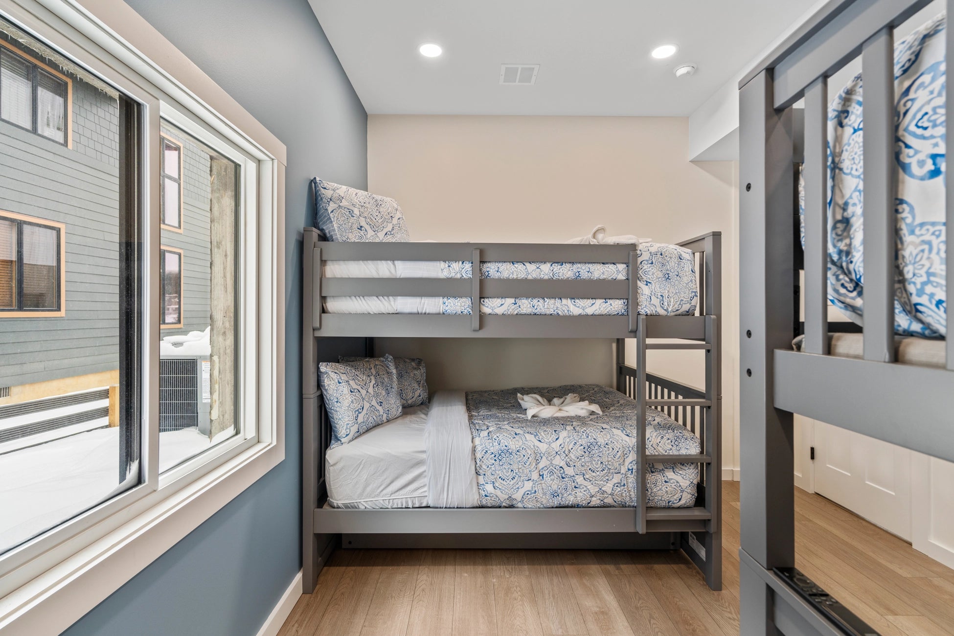 Airbnb Photography: Luxury Lakefront STR Home in Lake Harmony, PA