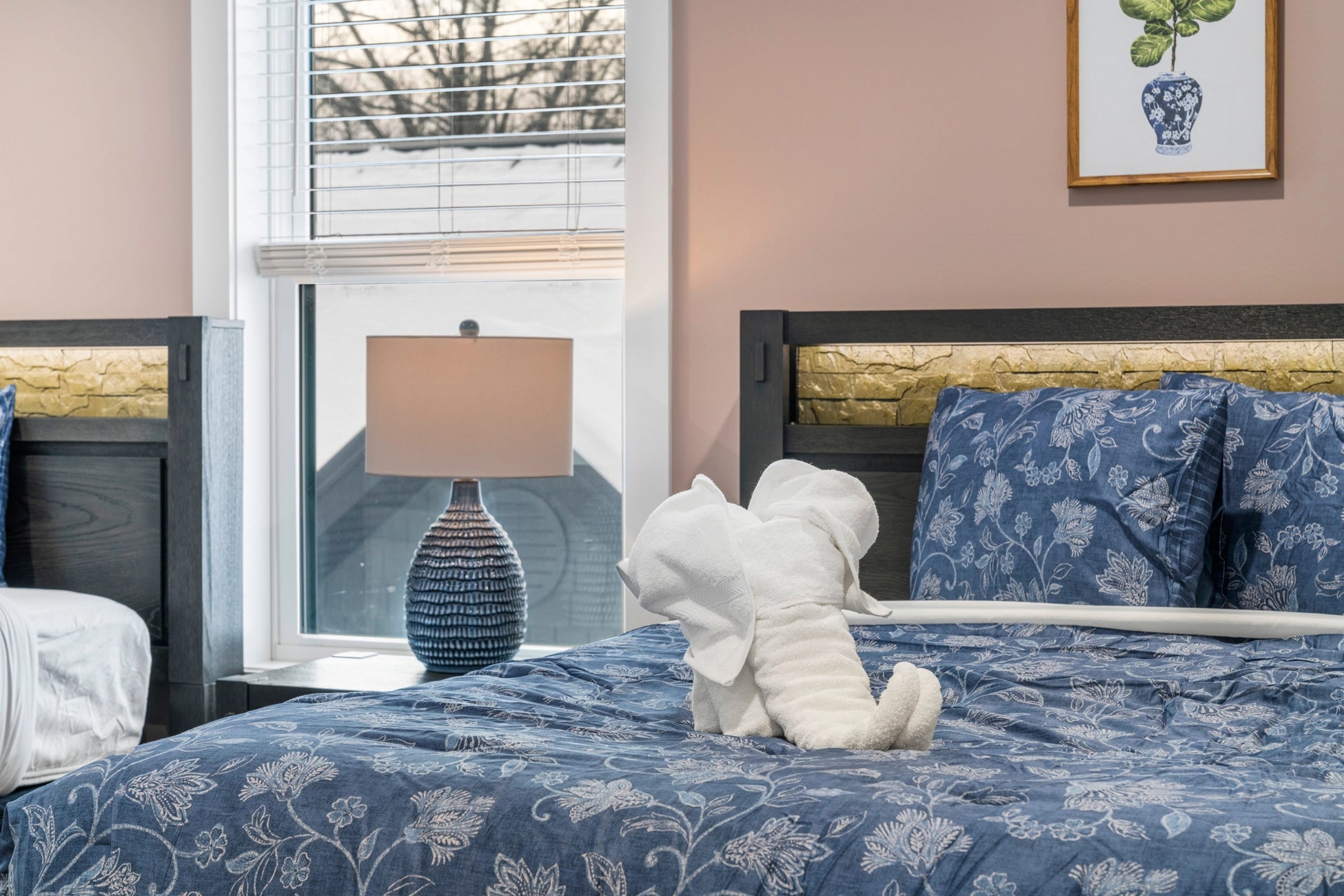 Airbnb Photography: Luxury Lakefront STR Home in Lake Harmony, PA