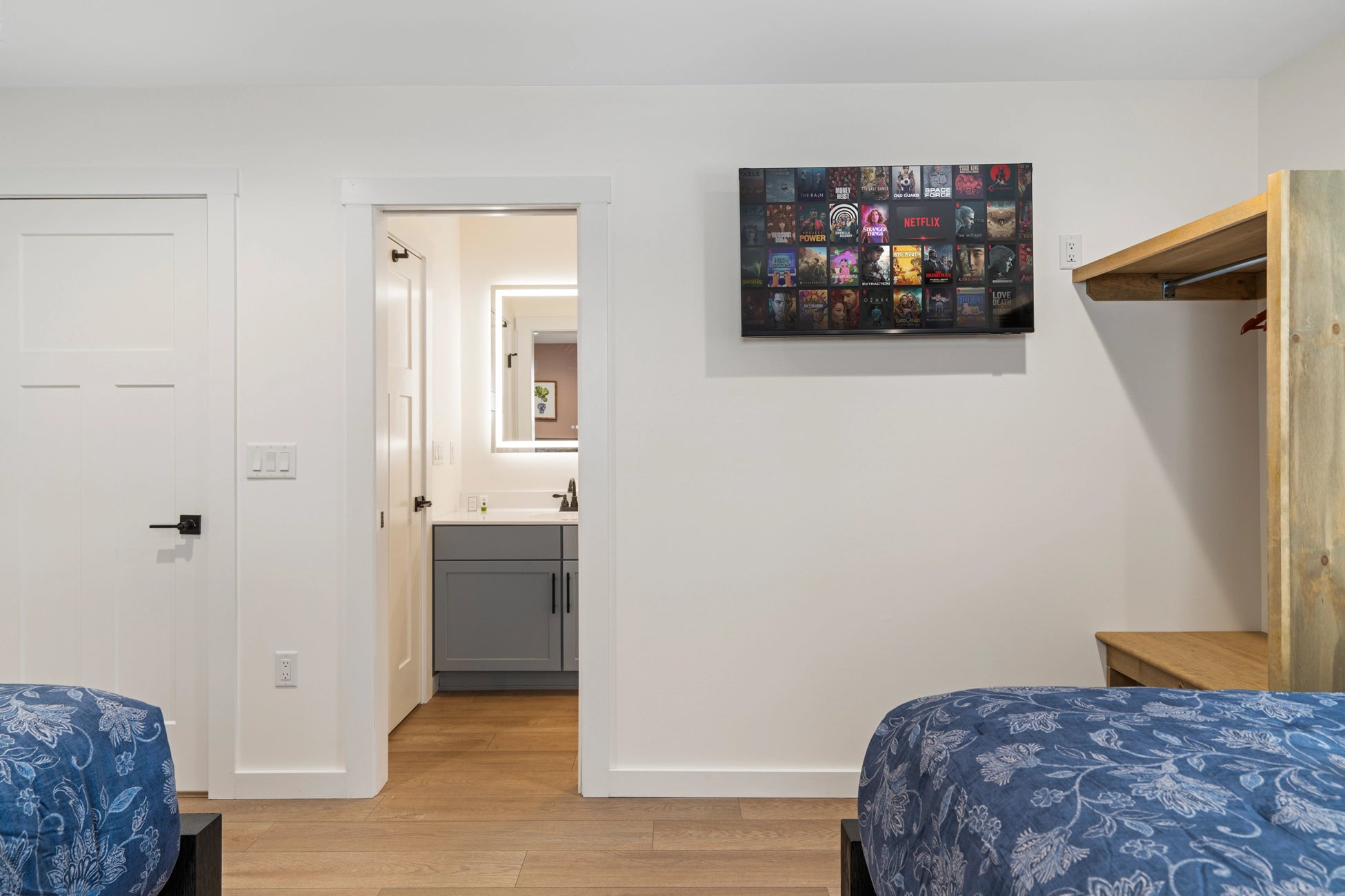 Airbnb Photography: Luxury Lakefront STR Home in Lake Harmony, PA