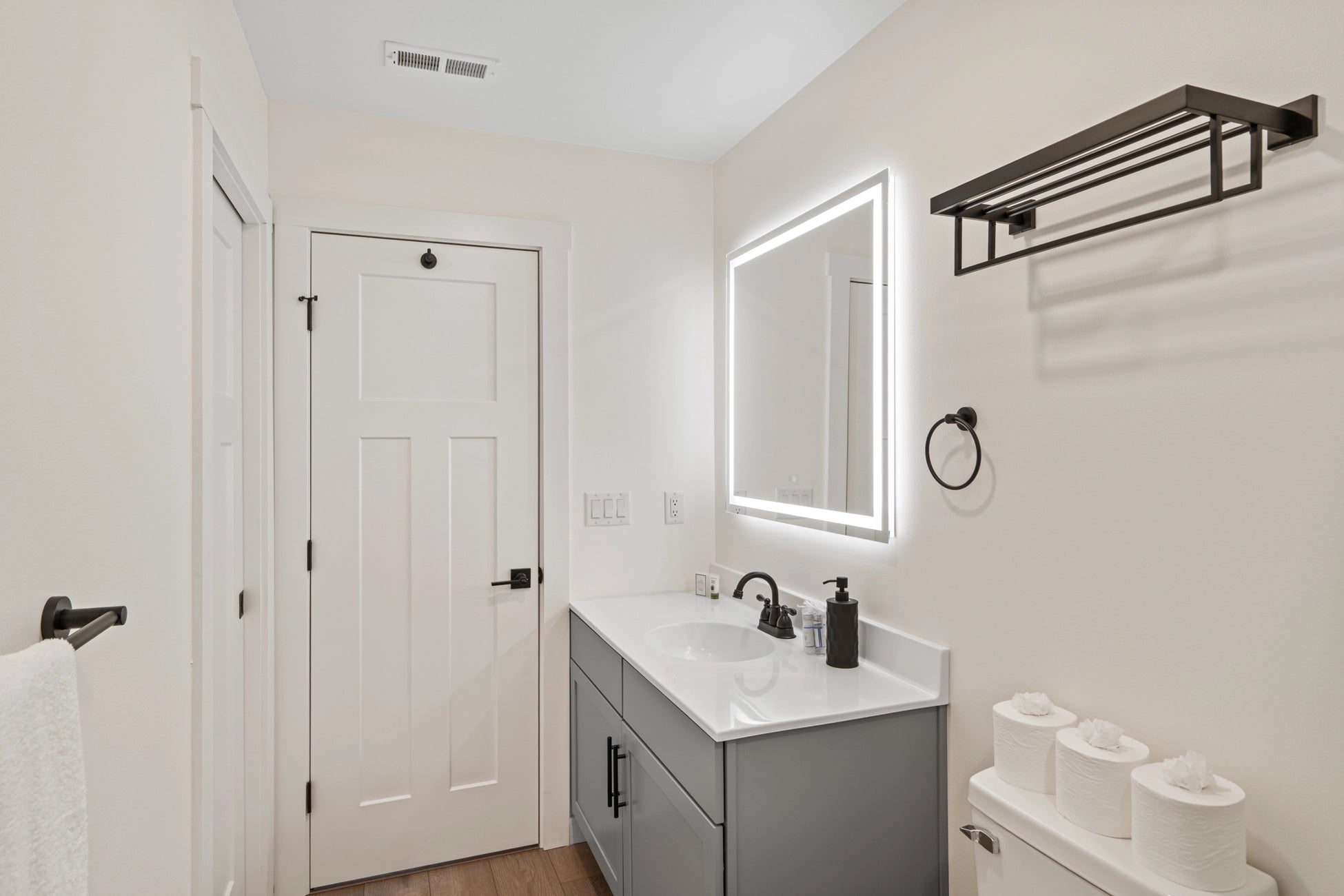 Airbnb Photography: Luxury Lakefront STR Home in Lake Harmony, PA