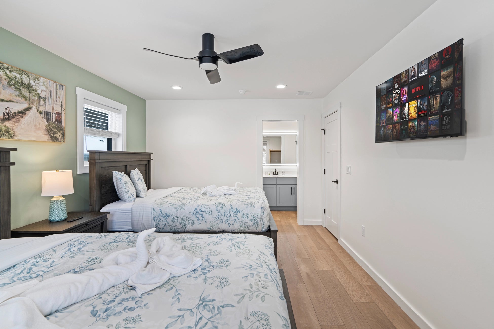 Airbnb Photography: Luxury Lakefront STR Home in Lake Harmony, PA