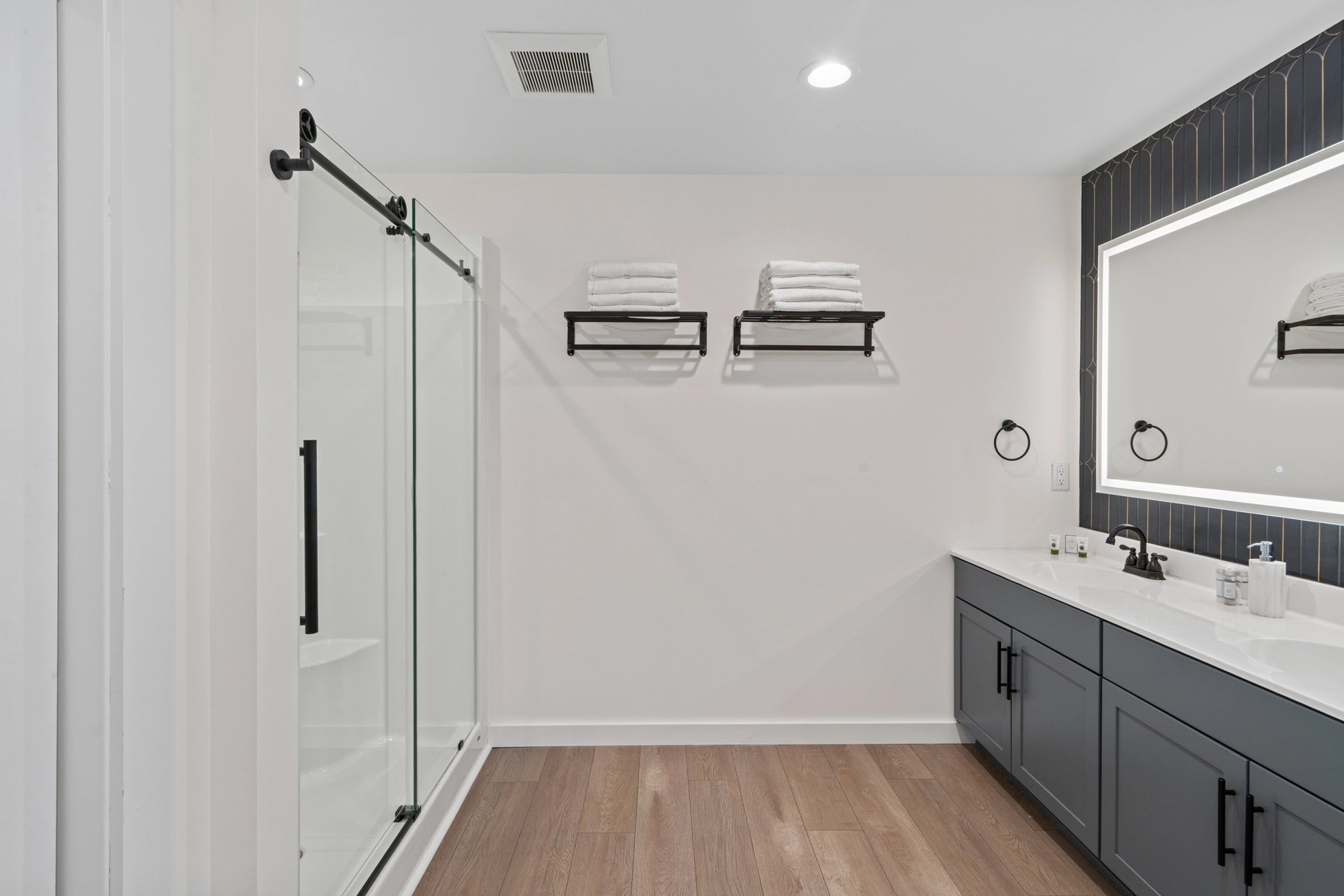 Airbnb Photography: Luxury Lakefront STR Home in Lake Harmony, PA