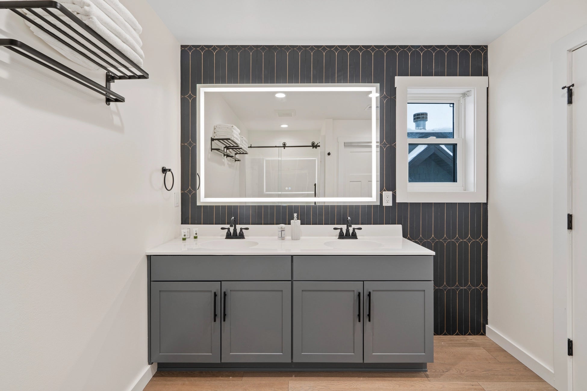 Airbnb Photography: Luxury Lakefront STR Home in Lake Harmony, PA