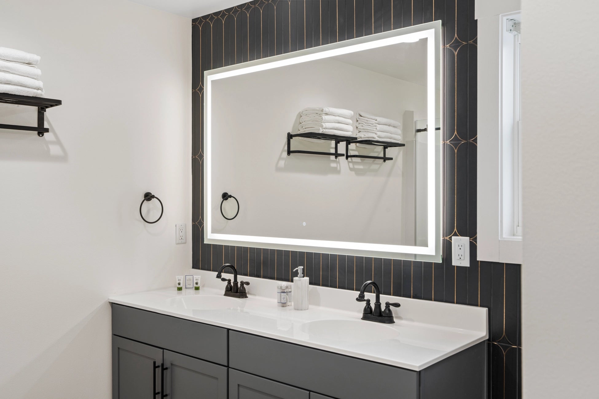 Airbnb Photography: Luxury Lakefront STR Home in Lake Harmony, PA